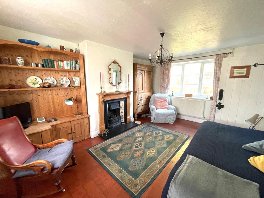 Lot: 186 - MID-TERRACE CHARACTER COTTAGE FOR UPDATING - General view of living-dining room